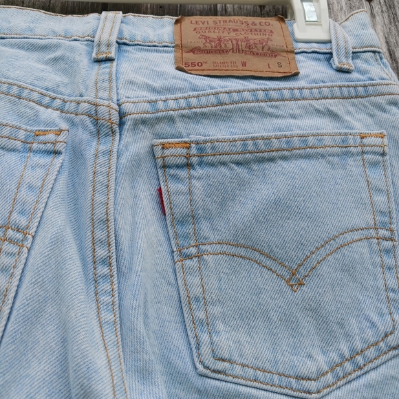 Vtg Levi’s 550 Womens 7 Short Relaxed Fit Tapered Leg Jeans Light Wash Blue Y2K - Picture 3 of 6